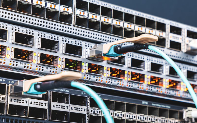 a bunch of wires that are connected to a server